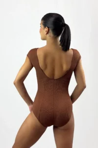 Costas do Collant Ana marrom de manga longa única e modelagem moderna, Lucia Caliman