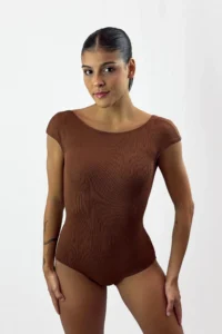 Frente do Collant Ana marrom de manga longa única e modelagem moderna, Lucia Caliman