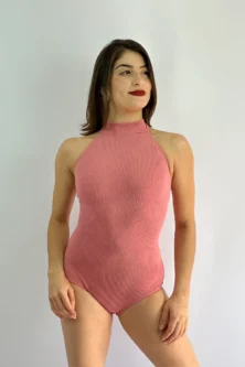 Bailarina vestindo o elegante Collant Frente Única Imaginário rosê da Lucia Caliman, destacando o ajuste anatômico da peça no corpo.
