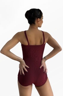Macaquinho Laura vinho, alças cruzadas, vista dorsal, Lucia Caliman