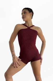 Macaquinho Laura vinho, alças cruzadas, vista frontal, Lucia Caliman