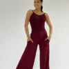 Calça pantalona vinho com bolsos frontais, modelagem solta e confortável