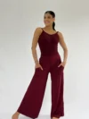 Calça pantalona vinho com bolsos frontais, modelagem solta e confortável