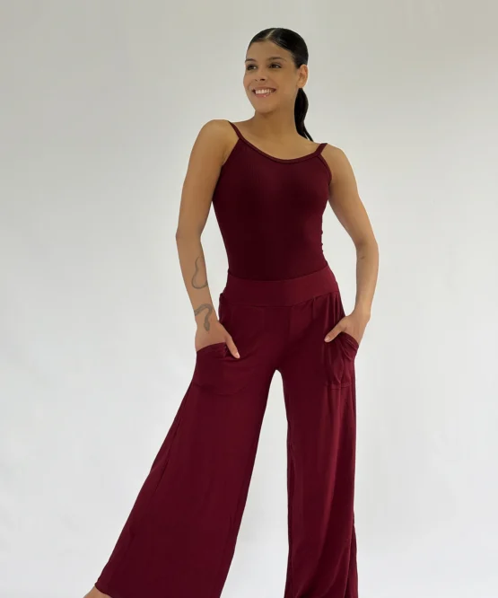 Calça pantalona vinho com bolsos frontais, modelagem solta e confortável