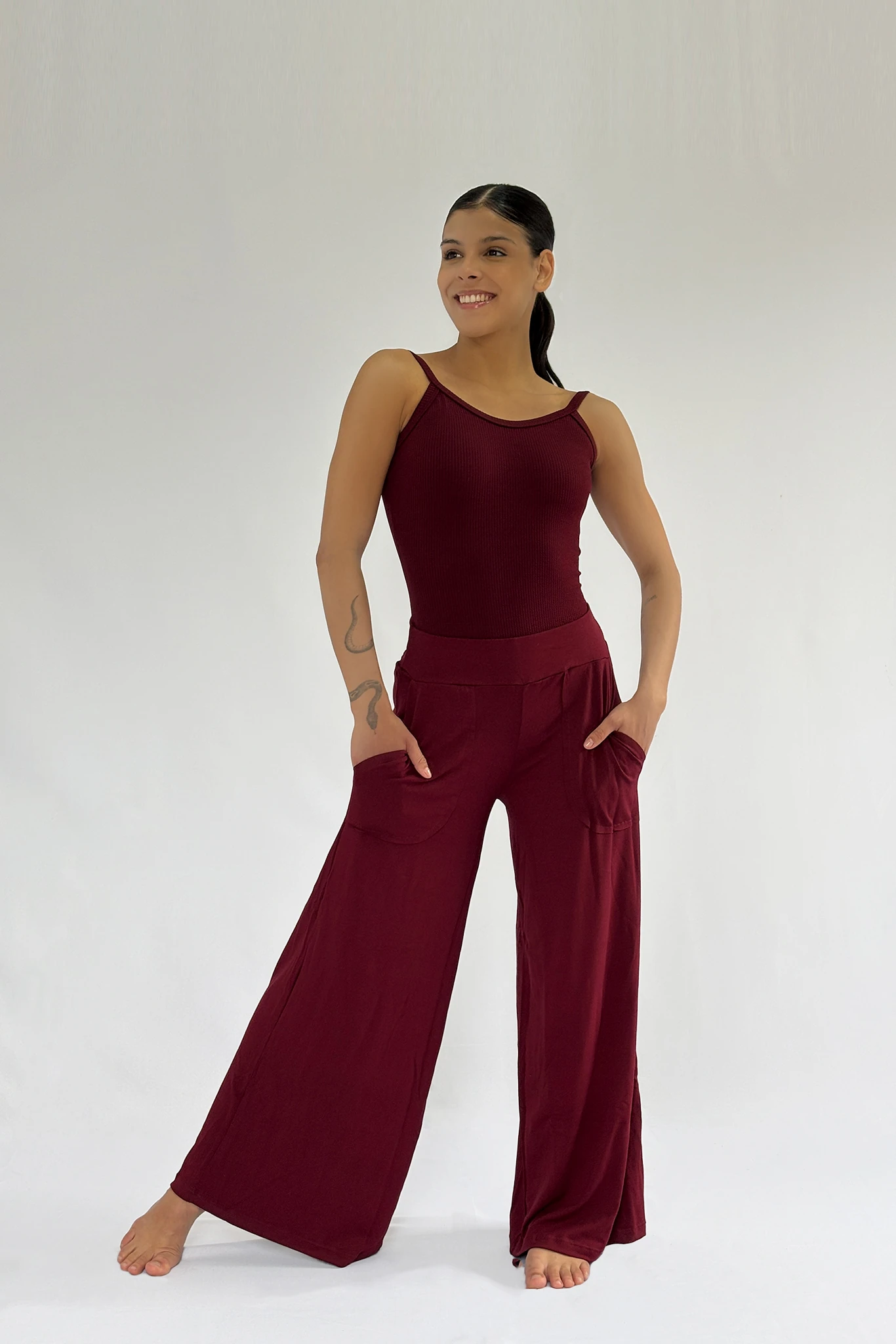 Calça pantalona vinho com bolsos frontais, modelagem solta e confortável