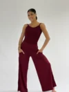 Calça pantalona feminina vinho em tecido leve, com cintura confortável e caimento fluido