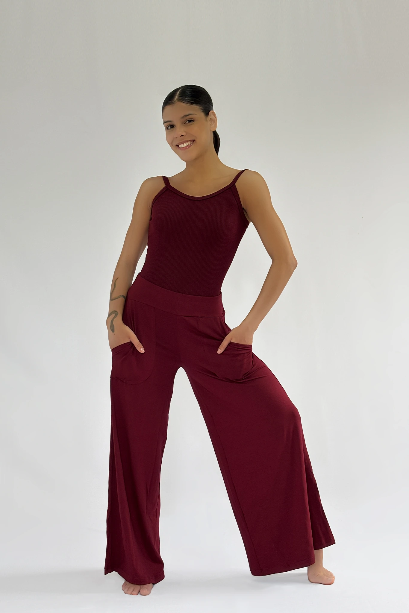Calça pantalona feminina vinho em tecido leve, com cintura confortável e caimento fluido