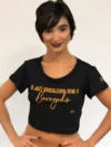 Camiseta Maia Cropped Amanda com estampa dourada Borogodó – parceria Lucia Caliman & Lucas Maia