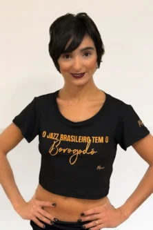 Camiseta Maia Cropped Amanda com estampa dourada Borogodó – parceria Lucia Caliman & Lucas Maia