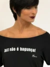 Camiseta Maia Cropped Amanda com estampa branca Jazzitude – parceria Lucia Caliman & Lucas Maia