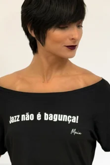 Camiseta Maia Cropped Amanda com estampa branca Jazzitude – parceria Lucia Caliman & Lucas Maia