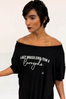 Camiseta Maia Cats preta com estampa Borogó Branco – parceria Lucia Caliman e Lucas Maia