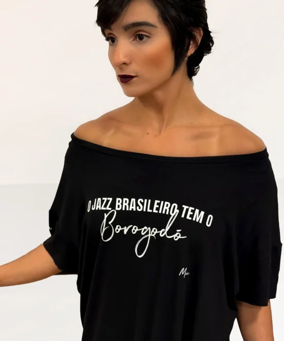 Camiseta Maia Cats preta com estampa Borogó Branco – parceria Lucia Caliman e Lucas Maia