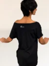 Costas Camiseta Maia Quadrada preta com estampa Borogó Dourado – parceria Lucia Caliman e Lucas Maia