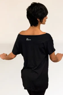 Costas Camiseta Maia Quadrada preta com estampa Borogó Dourado – parceria Lucia Caliman e Lucas Maia