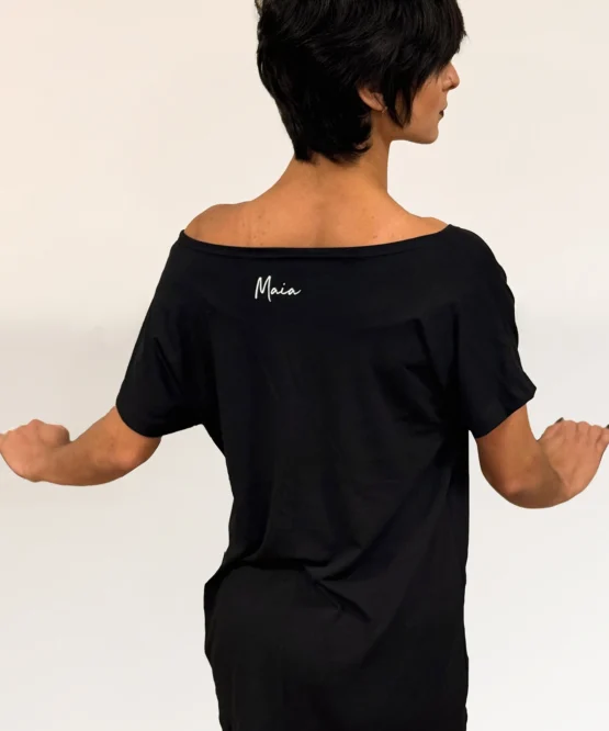 Costas Camiseta Maia Quadrada preta com estampa Borogó Dourado – parceria Lucia Caliman e Lucas Maia