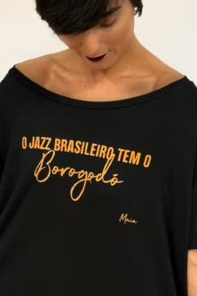Close Camiseta Maia Quadrada preta com estampa Borogó Dourado – parceria Lucia Caliman e Lucas Maia
