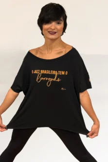 Nova Camiseta Maia Quadrada preta com estampa Borogó Dourado – parceria Lucia Caliman e Lucas Maia