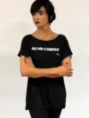 Camiseta Maia Quadrada preta com estampa Jazzitude Branco – parceria Lucia Caliman e Lucas Maia