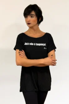 Camiseta Maia Quadrada preta com estampa Jazzitude Branco – parceria Lucia Caliman e Lucas Maia