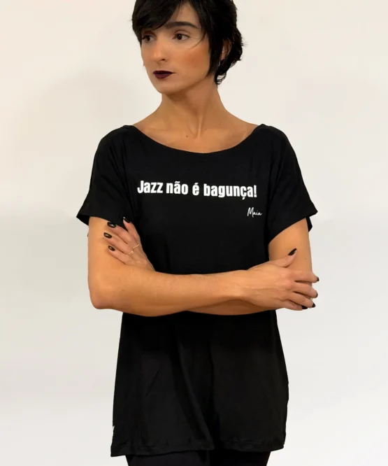 Camiseta Maia Quadrada preta com estampa Jazzitude Branco – parceria Lucia Caliman e Lucas Maia