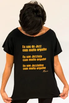 Frente da Camiseta Maia Quadrada preta com estampa Orgulho Jazz Dourado – parceria Lucia Caliman e Lucas Maia