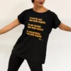 Camiseta Maia Quadrada preta com estampa Orgulho Jazz Dourado – parceria Lucia Caliman e Lucas Maia