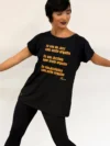 Camiseta Maia Quadrada preta com estampa Orgulho Jazz Dourado – parceria Lucia Caliman e Lucas Maia