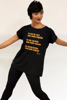 Camiseta Maia Quadrada preta com estampa Orgulho Jazz Dourado – parceria Lucia Caliman e Lucas Maia