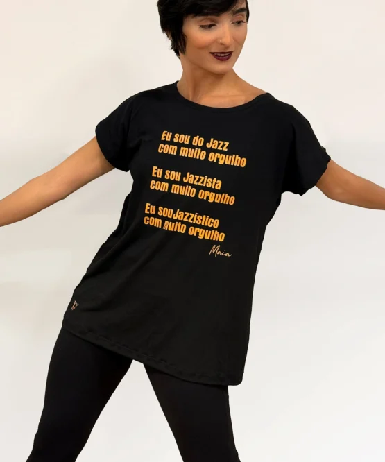 Camiseta Maia Quadrada preta com estampa Orgulho Jazz Dourado – parceria Lucia Caliman e Lucas Maia