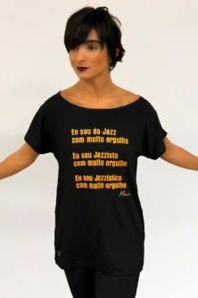 Nova Camiseta Maia Cats preta com estampa Orgulho Jazz Dourado – parceria Lucia Caliman e Lucas Maia