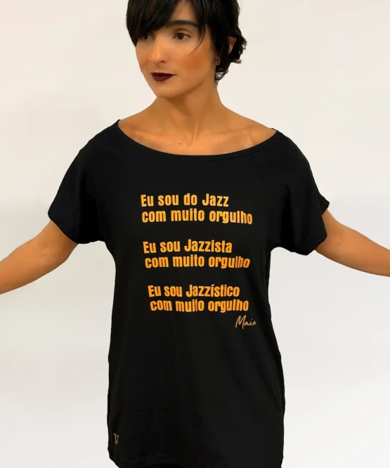 Nova Camiseta Maia Cats preta com estampa Orgulho Jazz Dourado – parceria Lucia Caliman e Lucas Maia