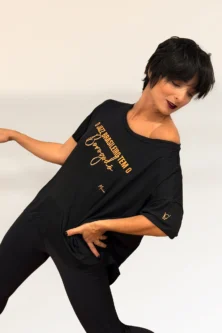 Camiseta Maia Quadrada preta com estampa Borogó Dourado – parceria Lucia Caliman e Lucas Maia