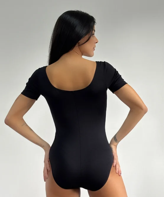 Costas do collant meia manga preto com decote arredondado
