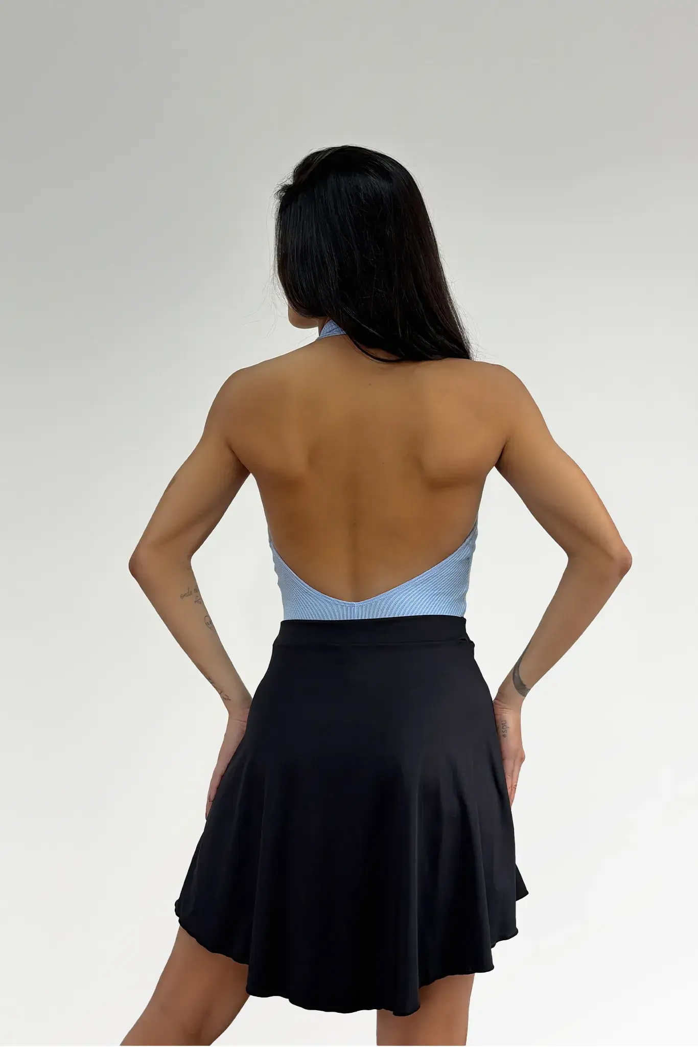 Saia Michele preta vista de costas, cintura confortável e tecido fluido