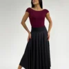 Saia Malu preta vista de frente, cintura alta e caimento midi elegante