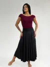 Saia Malu preta vista de frente, cintura alta e caimento midi elegante
