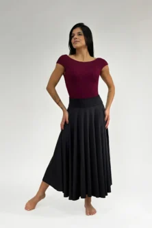 Saia Malu preta vista de frente, cintura alta e caimento midi elegante