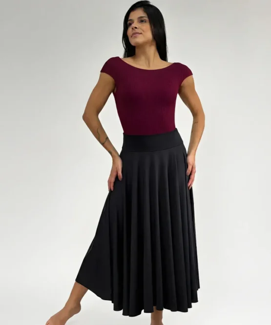 Saia Malu preta vista de frente, cintura alta e caimento midi elegante