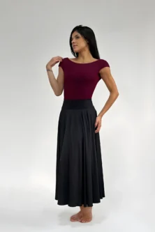 Saia Malu preta vista lateralmente, destacando o corte amplo e fluido.