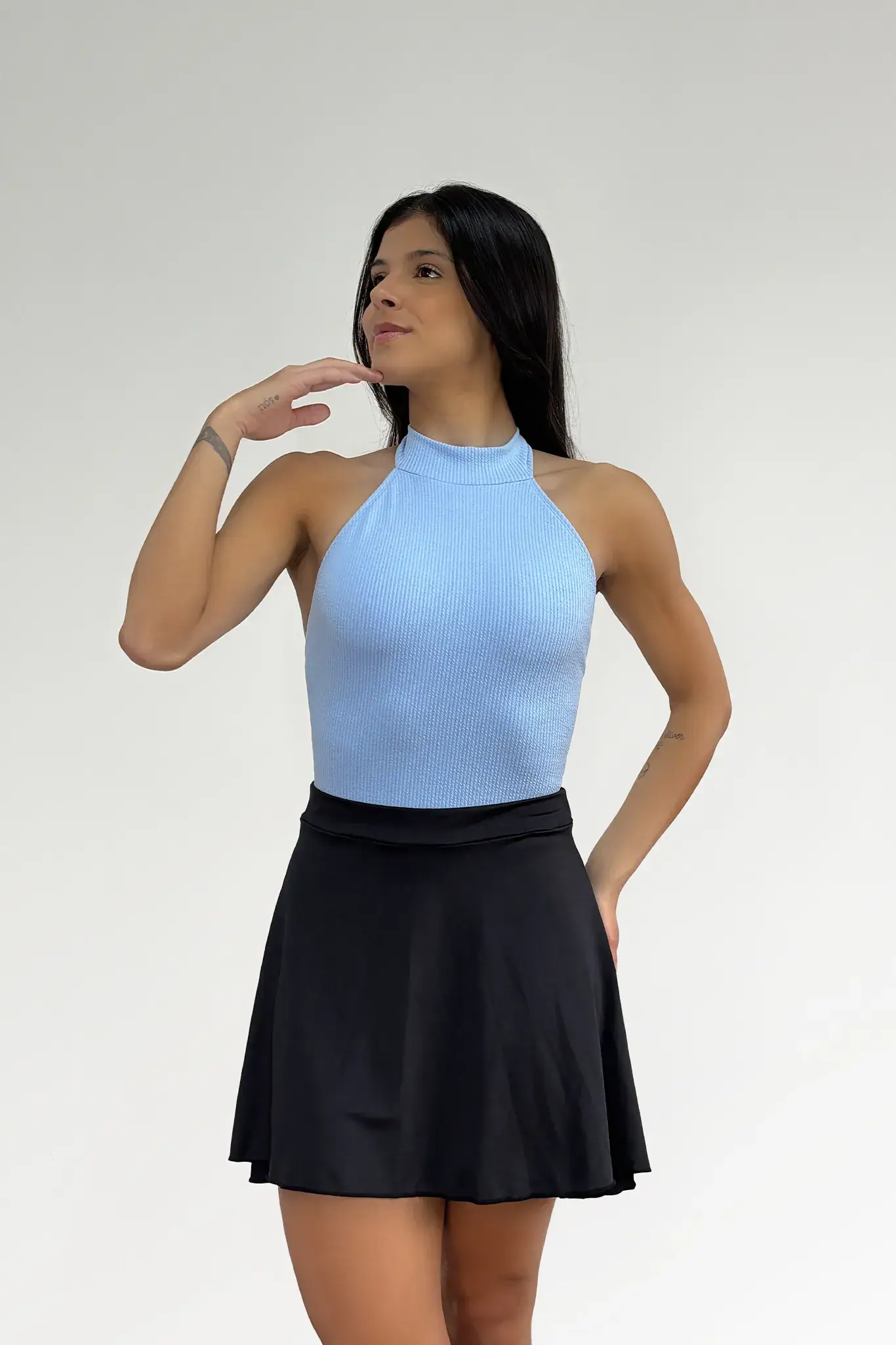 Saia Michele preta vista lateral, caimento soltinho e elegante