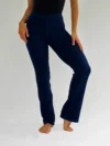 Detalhe da Calça Bailarina Adulto azul marinho da Lucia Caliman.