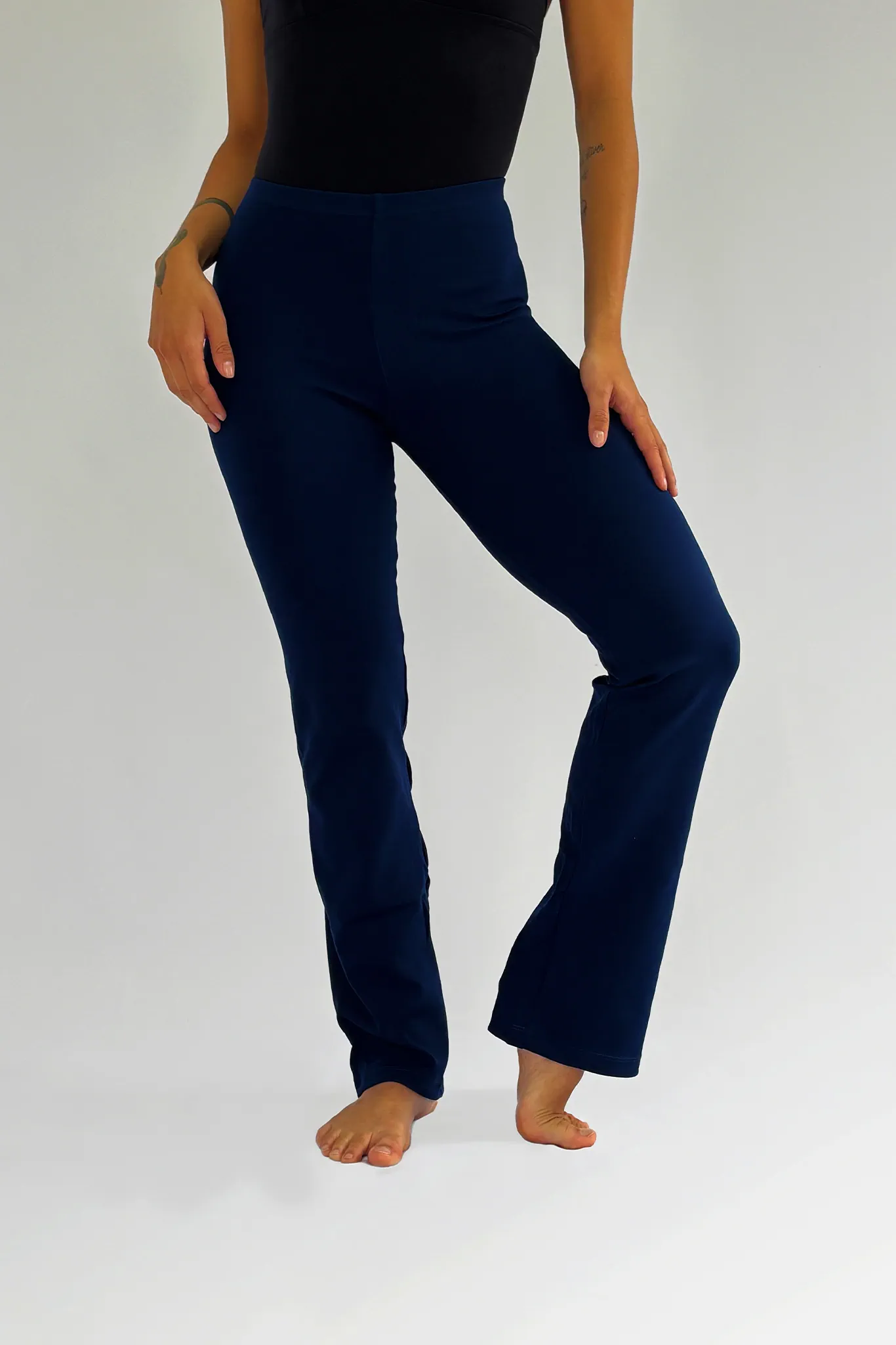 Detalhe da Calça Bailarina Adulto azul marinho da Lucia Caliman.