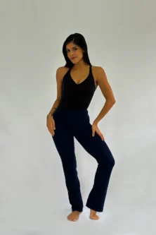 Modelo usando a Calça Bailarina Adulto azul marinho da Lucia Caliman com collant preto, em pose que destaca o caimento impecável da peça.