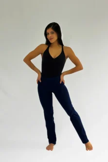 Modelo usando a Calça Bailarina Adulto azul marinho da Lucia Caliman com collant preto.