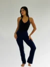 Modelo usando a Calça Bailarina Adulto azul marinho da Lucia Caliman com collant preto, em pose que destaca o caimento impecável da peça.