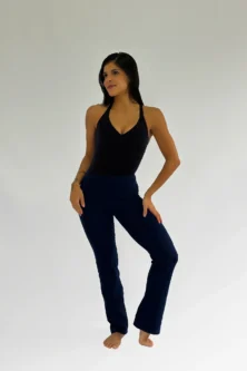 Modelo usando a Calça Bailarina Adulto azul marinho da Lucia Caliman com collant preto, em pose que destaca o caimento impecável da peça.