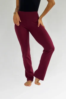 Detalhe da Calça Bailarina Adulto na cor vinho da Lucia Caliman.