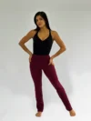 Dançarina com a Calça Bailarina Adulto na cor vinho da Lucia Caliman, que mostra a flexibilidade e o corte da calça.