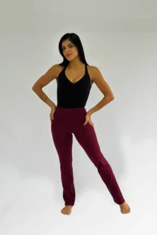 Dançarina com a Calça Bailarina Adulto na cor vinho da Lucia Caliman, que mostra a flexibilidade e o corte da calça.